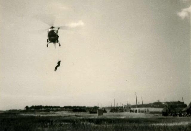 Hélitreuillage avec l'Alouette 2 F-ZBAB Protection civile vers 1962 ou 63 - Photo DR spotting.web