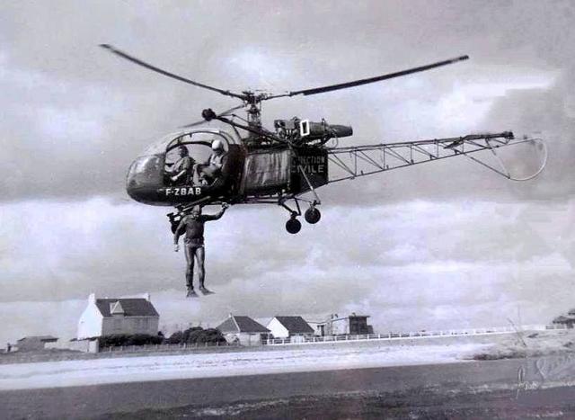 Alouette II F-ZBAB Protection civile avec un plongeur sautant depuis l'hélicoptère - Photo DR