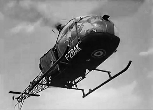 Alouette 2 F-ZBAK Protection civile de la Base de Nice en vol dans la rade de Villefranche-sur-Mer, le 2 juin 1963 - Photo DR INA