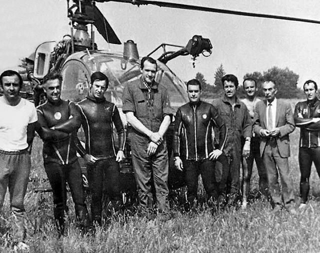 Devant l'Alouette 2 Protection civile (Base La rochelle) avec Pierre Leclerc Pilote et Roger Colin Mécanicien d'équipage Sauveteur - Photo DR