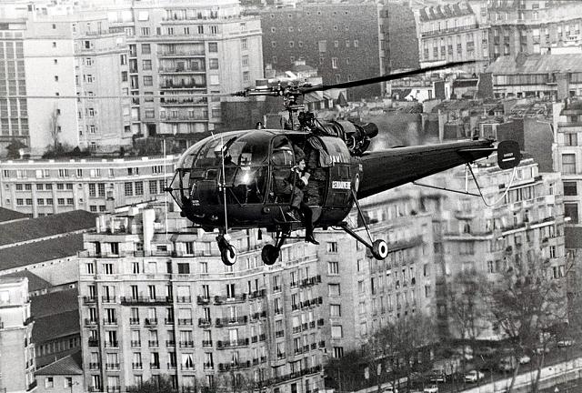 Alouette 3 F-MJAK de la Gendarmerie lors du treuillage Jean-Paul Belmondo (film : Peur sur la ville d'Henri Verneuil) - Photo Vincent Rossell