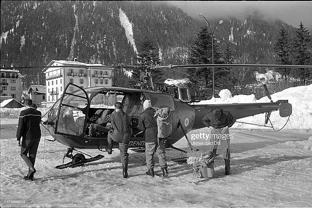 Alouette 3 F-MJBF de la gendarmerie posée sur la Place du Mont-Blanc de Chamonix servant de DZ improvisée lors du crash Air-India dans le massif du Mont-Blanc le 24 janvier 1966 - Photo Ullstein Bild Dtl. Getty Images