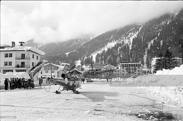 Alouette 3 F-MJBF de la gendarmerie et l'Alouette 3 Protection civile F-ZBAS lors du crash Air-India dans le massif du Mont-Blanc le 24 janvier 1966 - Photo Ullstein Bild Dtl. Getty Images