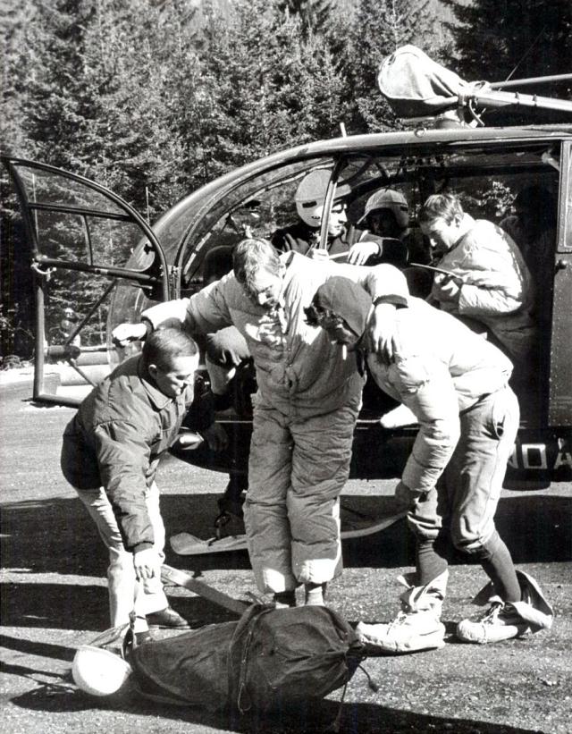 Alouette 3 F-MJBF Gendarmerie (pilotée par Jean Ladhuie) à la DZ des Bois, Chamonix (René Petit-Prestoud à gauche), prise le 23 août 1966 - Photo DR
