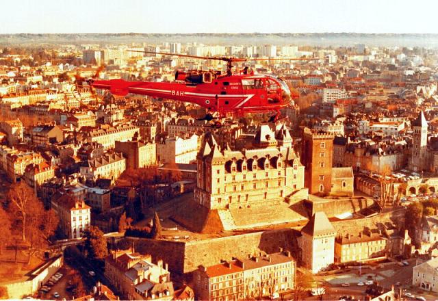 Alouette 3 F-ZBAH de la Sécurité civile en vol au-dessus du “Beth Ceu de Pau”, en béarnais le beau ciel de Pau, et du château du bon roi Henri IV - Photo DR