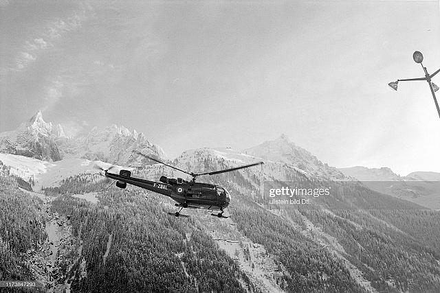 L'Alouette 3 F-ZBAL Protection civile en vol lors du crash Air-India dans le massif du Mont-Blanc le 24 janvier 1966 - Photo Ullstein Bild Dtl. Getty Images