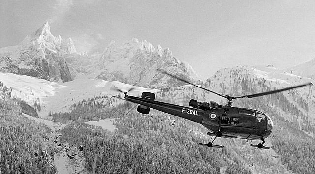 L'Alouette 3 F-ZBAL Protection civile en vol lors du crash Air India dans le massif du Mont-Blanc le 24 janvier 1966 - Photo Ullstein Bild Dtl. Getty Images