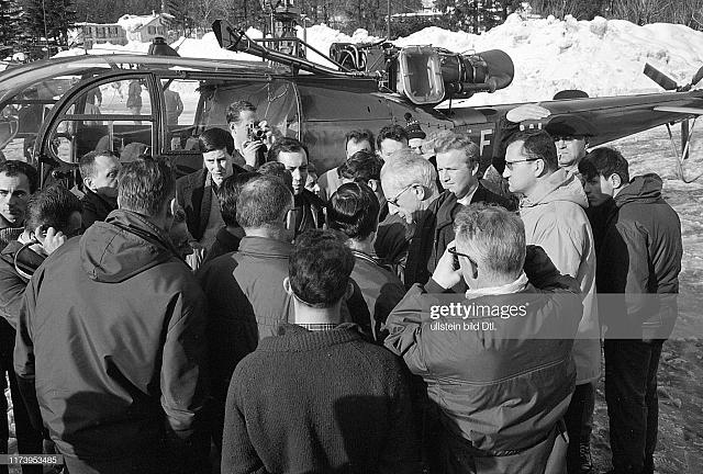 L'Alouette 3 F-ZBAL Protection civile entourée d'une nuée de journalistes lors du crash Air-India dans le massif du Mont-Blanc le 24 janvier 1966 - Photo Ullstein Bild Dtl. Getty Images