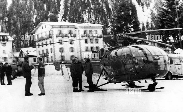 Alouette 3 F-ZBAS protection civile (Alouette 3 F-MJBF Gendarmerie en arrière-plan) posées sur la Place du Mont Blanc à Chamonix après le crash Air India, en hiver 1966 - Photo DR