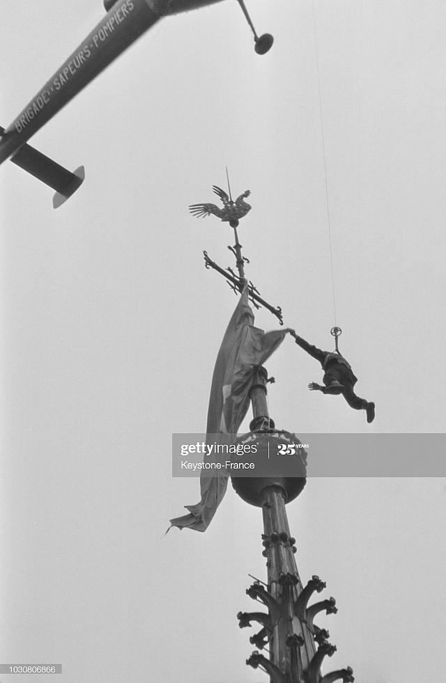 Alouette 3 F-ZBDC de la BSPP lors du décrochage du drapeau par un pompier, le 19 janvier 1969 - Photo Keystone Getty Images