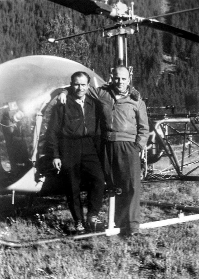 Jean Moine à droite en compagnie du guide André Contamine posent devant le Bell 47 F-BHGJ en juin 1955 - Photo DR