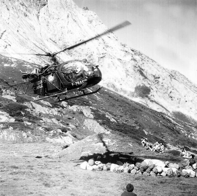 Atterrissage de l'Alouette 2 F-ZBAF Protection civile vers 1964 - Photo DR