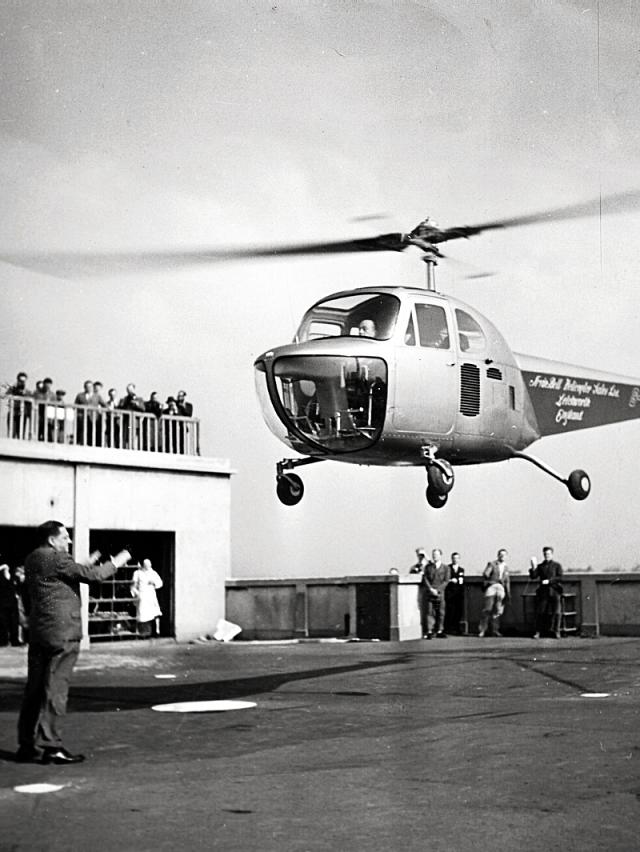 Atterrissage du Bell 47B Galeries Lafayette - Photo DR