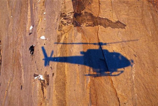 Avec cette photo de l'ombre de l'Écureuil B3 du CMBH sur la face Ouest des Drus et l'alpiniste Martial Dumas ouvrant la “Voie des papas”, Philippe Fragnol (à gauche) a remporté le prix de la photo d'hélicoptère - Photo © Philippe Fragnol