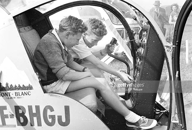 Bell 47 F-BHGJ (inscription du poser au sommet du mont Blanc le 6 juin 1955) au Salon de l'Aéronautique du Bourget en juin 1955 - Photo Philippe Le Tellier