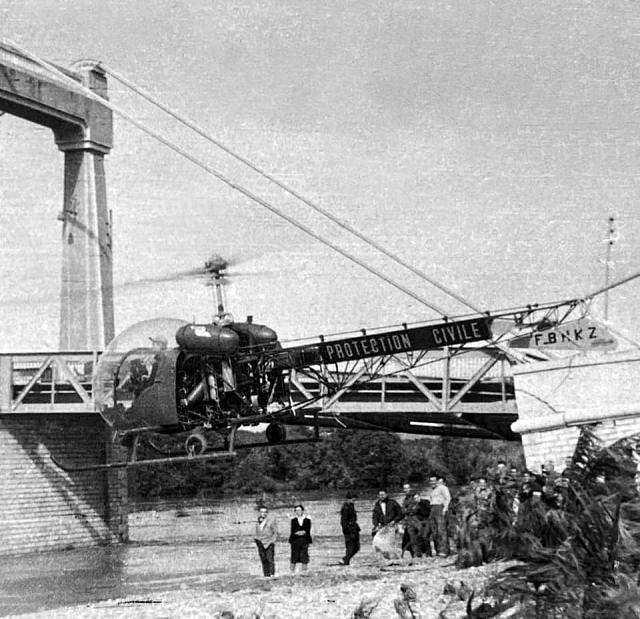 Bell 47 F-BHKZ Protection civile en vol à côté du pont de Remoulins pour la venue du Général de Gaulle le 8 novembre 1958, après les inondations de septembre-octobre 1958 - Photo coll. Viviane Paillet