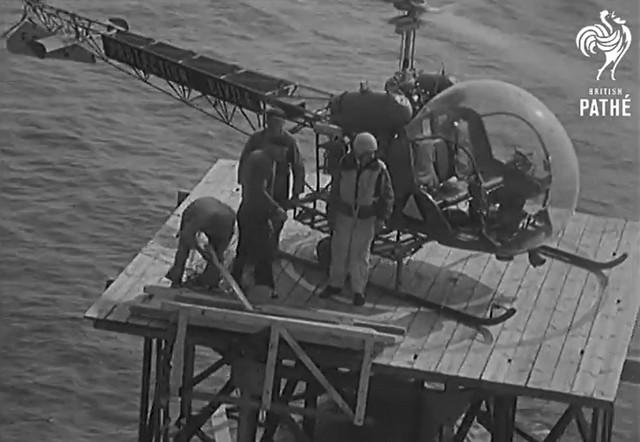 Bell 47 F-BHMG Protection civile sur le phare de La Jument en 1959 - Photo British Pathé