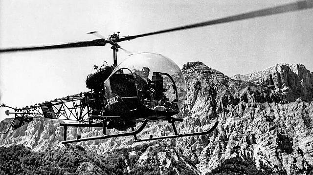 Le Bell_47 G2 F-BHKZ Protection civile avec le pilote Gérard Frommweiler aux commandes - Photo DR