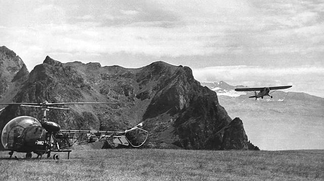 Au premier plan, le Bell_47 G2 F-BHKZ Protection civile posé sur le Mont Aiguille , le Piper de Henri Giraud en approche en Août 1957 - Photo DR