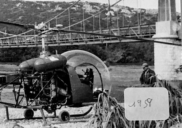 Bell 47 G2 F-BHKZ de la Protection civile posé sur les berges du Gardon (visite du Général de Gaulle le 8 novembre 1958), suite aux inondations à Remoulins, en septembre-octobre 1958. A droite avec la casquette, le mécanicien Louis Maret (à confirmer) - Photo coll. Jean-Pierre Roch