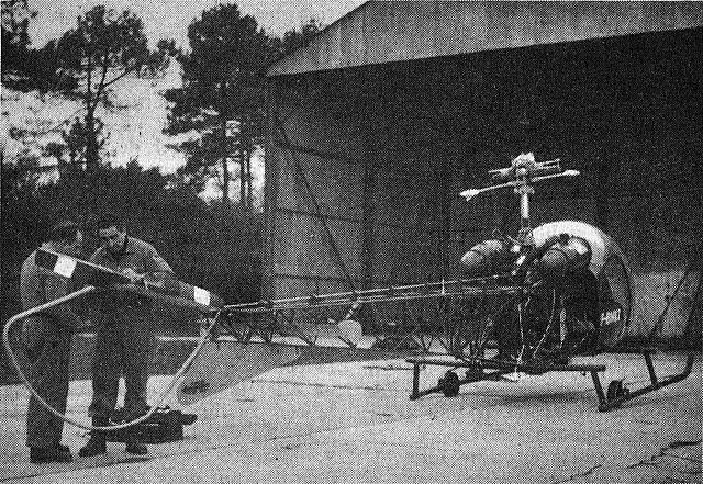 Bell 47 G2 F-BHKZ sur la base de Lann-Bihoué en 1957 - Photo DR