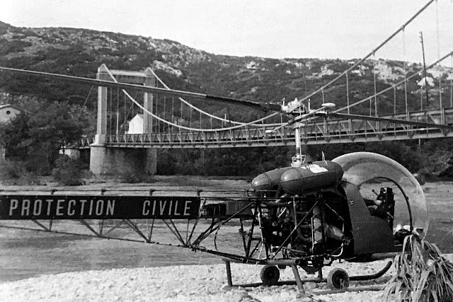 Bell 47 G2 F-BHKZ de la Protection civile posé sur les berges du Gardon (visite du Général de Gaulle le 8 novembre 1958), suite aux inondations à Remoulins, en septembre-octobre 1958 - Photo coll. Jean-Pierre Roch