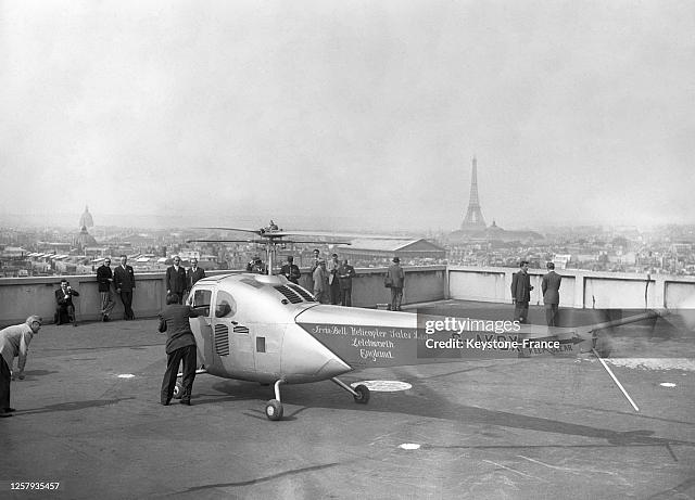 André Labarthe et le capitaine Jimmy Yowell aux commandes du BEL 47B G-AKCX atterrissent sur la terrasse exigüe des Galeries Lafayette le 4 juillet 1948 - Photo DR Getty Images