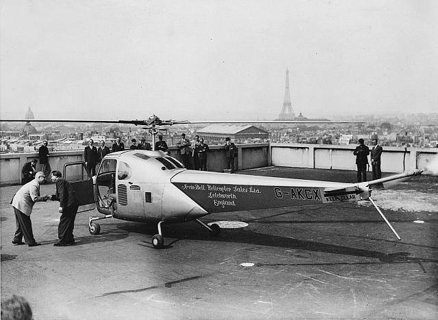 Le Bell 47B immatriculé G-AKCX posé sur la terrasse des Galeries Lafayette, avec le journaliste André Labarthe, le 4 juillet 1948 - Photo DR