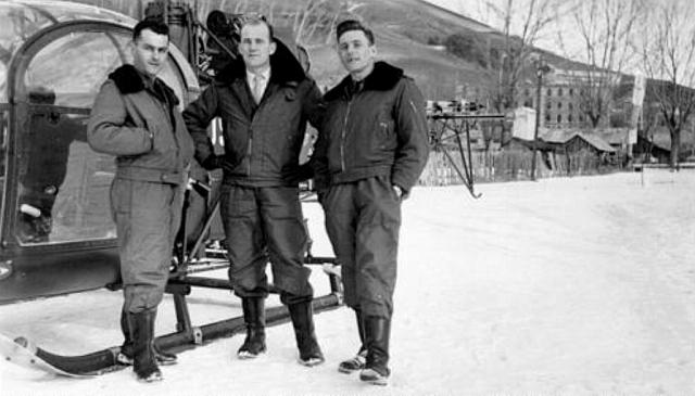 De Gauche à Droite : Raymond Berthier, Jean Toustou (Moniteur) et Monnier en Stage ALAT à Barcelonnette durant l'hiver 57-58 - Photo DR