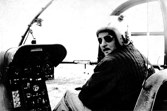 Charles Schmitt aux commandes de l'Alouette 3 Heli Union (F-BLOO possible) pour la construction du barrage d'altitude du LAC LONG dans les années 60 - Photo DR collection Solange Ghintran