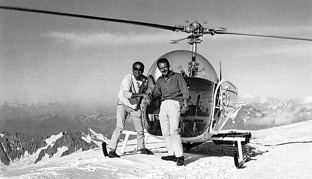 Claude Aubé (à gauche avec les lunettes de soleil) au sommet du mont Blanc avec Christian ROSS - BELL 47 G3 Gyrafrance vraisemblablement F-BIRC (ou D) le 23 août 1962 - Photo DR collection C. Aubé