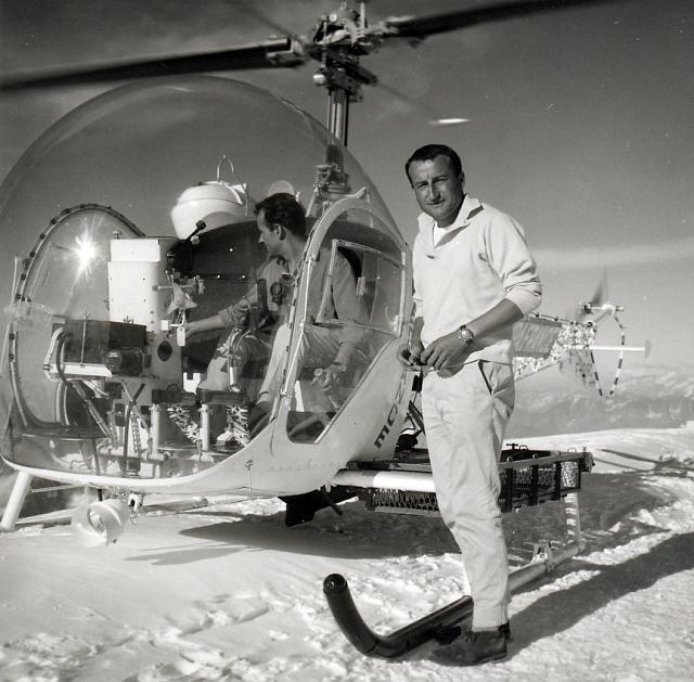 Claude Aubé au sommet du mont Blanc avec Christian ROSS - BELL 47 G3 Gyrafrance vraisemblablement F-BIRC (ou D) le 23 août 1962 - Photo DR collection C. Aubé