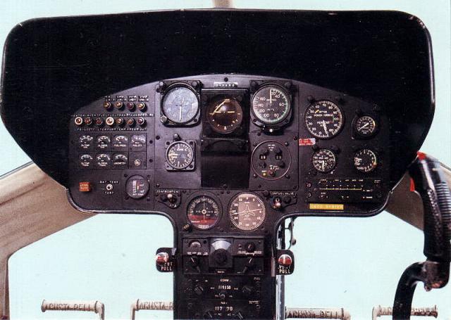 Cockpit avec tableau de bord, commande de pas cyclique et palonniers d'un Agusta Bell 206 - Photo DR carte postale