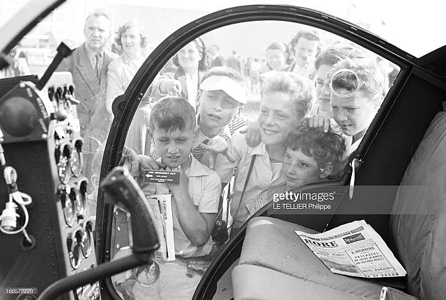 Le cockpit du Bell 47 F-BHGJ au Salon de l'Aéronautique du Bourget en juin 1955 - Photo Philippe Le Tellier