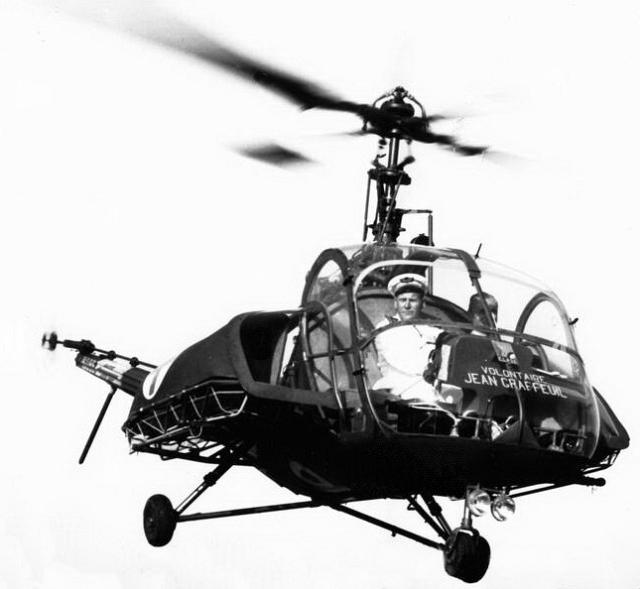 Le colonel Alexis Santini au commandes d'un Hiller 360 en vol au-dessus de la Base aérienne de Tan-Son-Nhut Saigon Vietnam en 1953 - Hiller 360 Jean Graffeuil - Photo DR