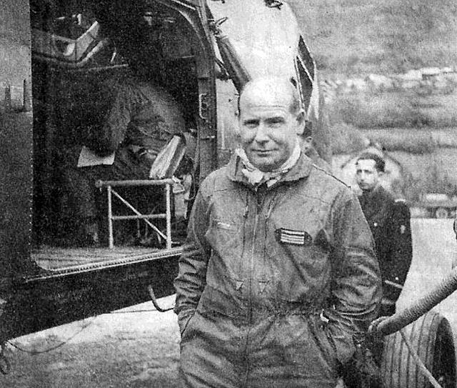 Le commandant Alexis Santini devant un Sikorsky H-34 en Juin 1957 - Photo DR Le dauphiné