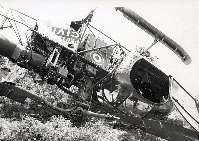 Plan rapprochée de l'épave de l'Alouette II F-ZBAF de la Protection civile après son crash au Relais du Roux Blanc à côté de Pau (64), le 9 juin 1964 - Photo DR