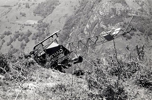 Épave de l'Alouette II F-ZBAF de la Protection civile après son crash au Relais du Roux Blanc à côté de Pau (64), le 9 juin 1964 - Photo DR