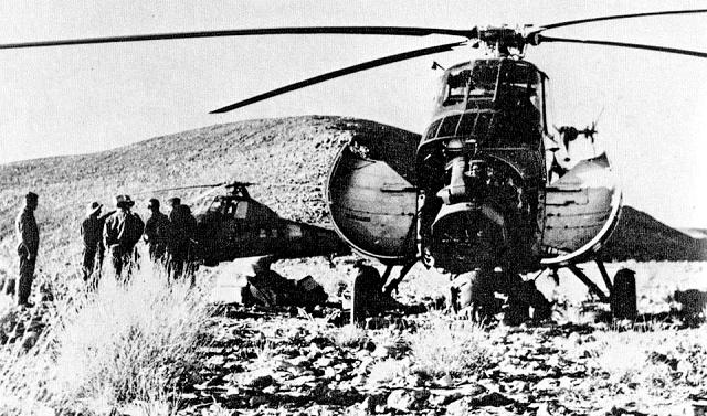 Dans le sud algérien, H-34 SA55 en panne - Pilote Valérie André, le 23 janvier 1960 - Photo DR collection Valérie André