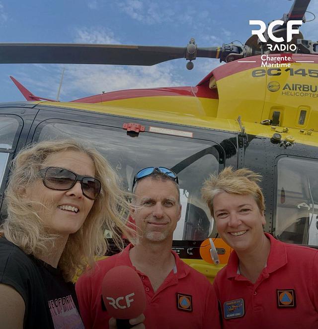 De gauche à droite : Valérie Lambert (RCF) en compagnie de Christophe (MOB) et Gabrielle (pilote). un des équipages de Dragon 17 - Photo DR RCF