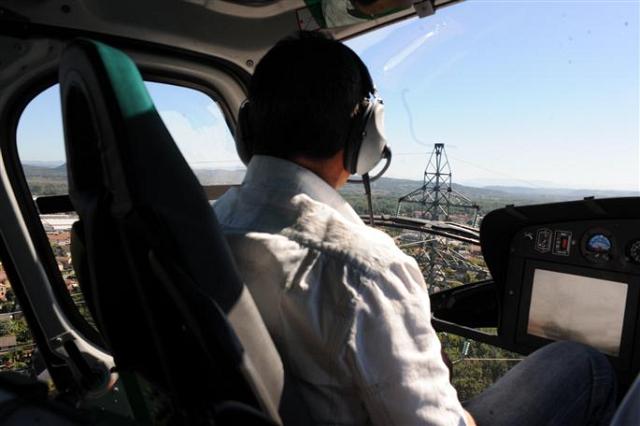 Depuis hier matin, un hélicoptère survole les lignes haute et moyenne tension du Nord-Isère pour surveiller le réseau et garantir l'approvisionnement de l'électricité. Une mission prioritaire menée chaque année par RTE.
