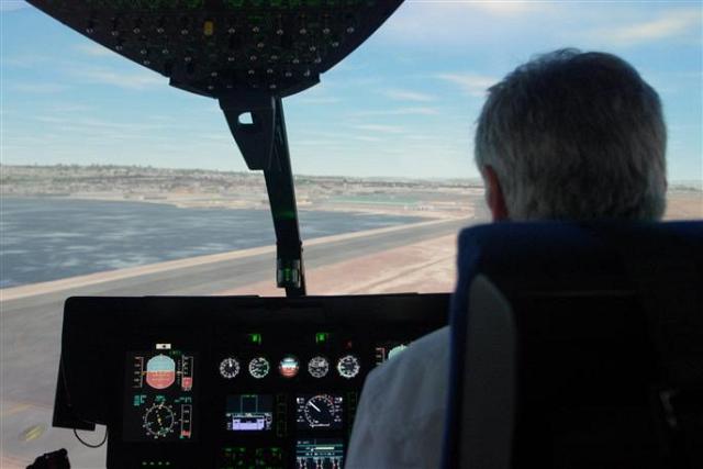 Devant ses équipes et de nombreux acteurs de la sécurité civile, Christophe Rosset a présenté ce simulateur, au cœur duquel a été installé le cockpit d'un hélicoptère. Ici, un atterrissage tranquille à Marseille Marignane - Photo Serge BUTTARD