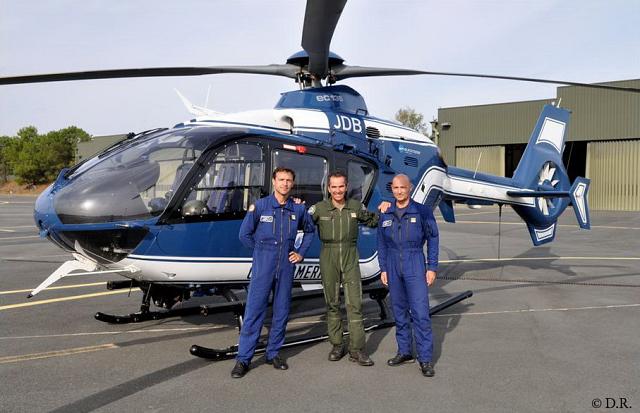 L'équipage de l'EC 135 F-MJDB pose devant cet nouvelle machine - Photo © DR
