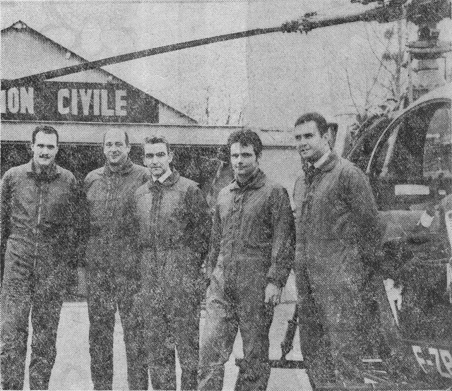 Les équipages posent devant l'Alouette 2 F-ZBAB Dragon 56 Base Protection civile de Lorient à Lann-Bihoué en 1967 avec de gauche à droite : Claude Bréjot, Roger Bory, Jean Le Gac, Jacques Vincle et le capitaine Pierre Leclerc - Photo Cl. Lasbleiz