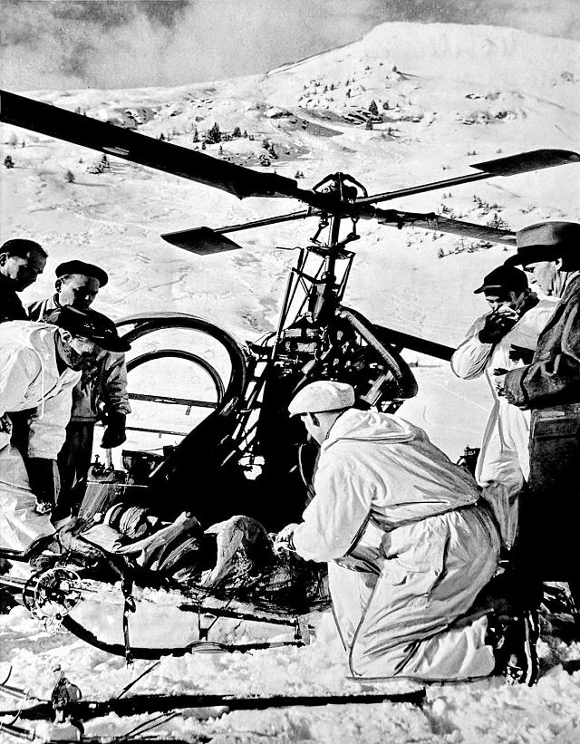 Evacuation skieur blessé avec Hiller 360 Hélicop-Air (modèle UH-12B avec manche au plancher) au milieu des années 50 - Photo DR