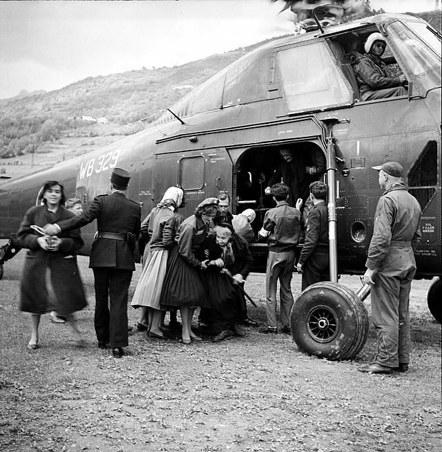 Evacuations avec Sikorsky WB 329 lors des inondations dans le Queyras, le 29 Juin 1957 - Photo Paris Match