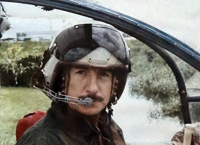 Fernand Janet casqué aux commandes d'une Alouette 2 F-MC__ de la Gendarmerie en Outre-Mer (entre 1975 et 1978) - Photo DR collection Fernand Janet