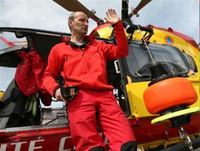 Franck Guerin, mécanicien opérateur de bord à la base de la Sécurité Civile de Grenoble / photo Alpe d'Huez - Photo Frédérique Verhaeghe Le Dauphiné Libéré
