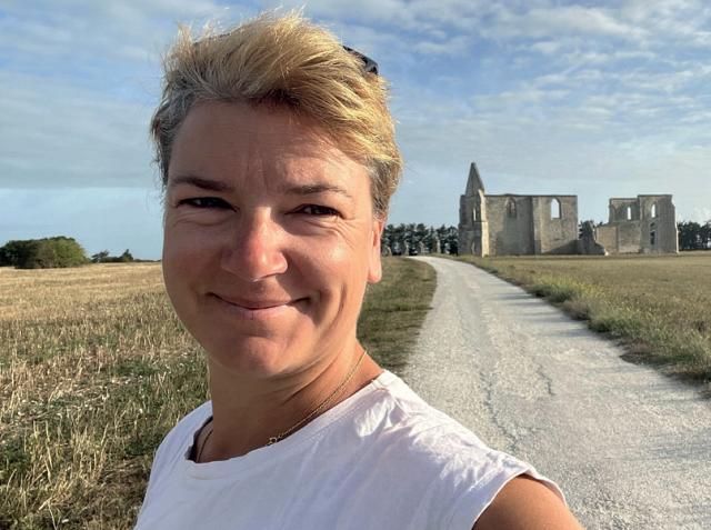 Gabrielle en balade devant l'abbaye des Châteliers - Photo © Gabrielle Berthe