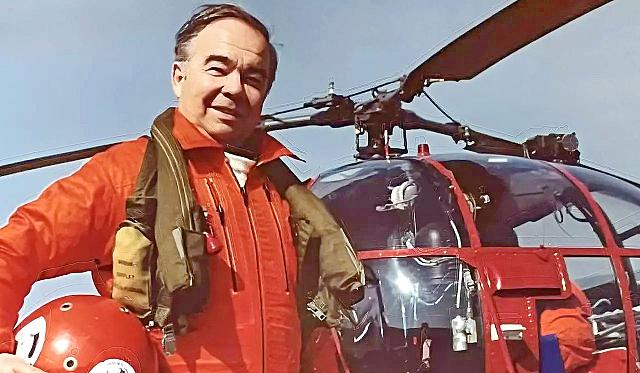 Le pilote Guy Durand devant l'Alouette III de la Sécurité civile - Photo DR